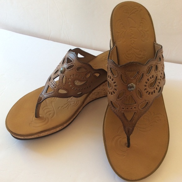 Clarks Shoes - 🌼CLARKS Brown Leather Slip On Sandals 8